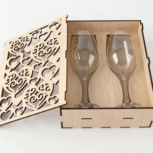 boite en bois pour verre à vin avec un couvercle découpé façon dentelle